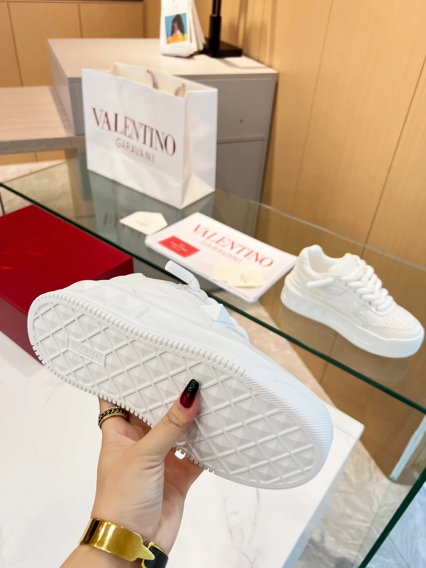 👟👟Ex-factory price 640👟👟 𝑽𝒂𝒍𝒆𝒏𝒕𝒊𝒏𝒐Valentino 𝑶𝒏𝒆𝑺𝒕𝒖𝒅 Couple sneaker series Valentino 2023 new couple sneakers are on sale. The original Z👟👟 was purchased and dismantled at the ex-factory price. Repeated pattern making and modifications. We strive to restore it one to one! Top luxury masterpiece. Signature rivet design. Soft and comfortable genuine sheepskin brings excellent and elegant texture and excellent on-foot comfort. Top purchasing version upper: imported calfskin surface/original oil edge craftsmanship. Lining: water-dyed cowhide lining. Outsole: original development 𝐓𝐏𝐔 two-color combination outsole. Packaging: original configuration complete package. Code number: 34-𝟒𝟓